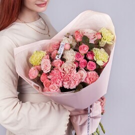 Sbornij buket iz kustovih roz i diantusov