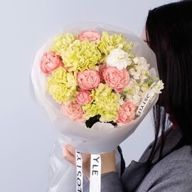 Нежный букет с диантусами и розой 