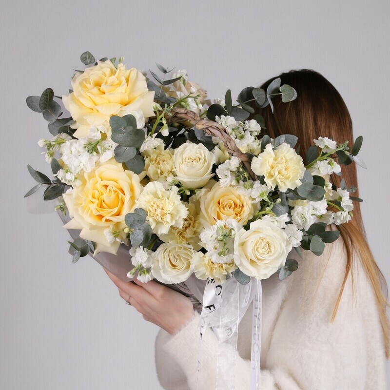 Плетенная корзина с пионовидными розами, стандартный