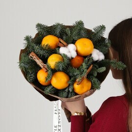 Зимний букет с мандаринами и голубой елью