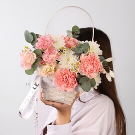 Нежная корзинка с цветами с диантусами и эустомой