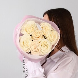 Букет из 7 белых роз в розовом оформлении