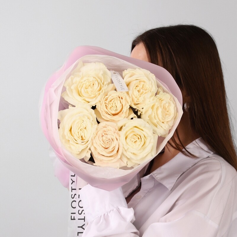 Букет из 7 белых роз в розовом оформлении, букет из 7 белых роз в розовом оформлении