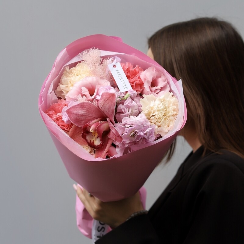 Авторский недорогой букет с розовой орхидеей, уменьшенный