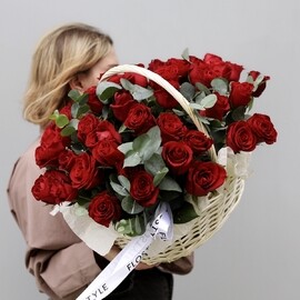 51 krasnaya roza v korzine s evkaliptom