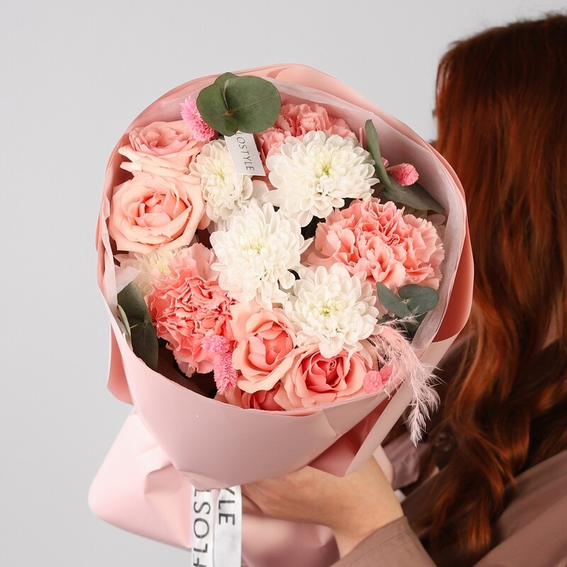 Авторский букет с кустовой хризантемой и с розовой розой, стандартный