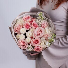 Сборный букет цветов с розовыми кустовыми розами