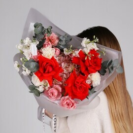 Яркий сборный букет с французской розой