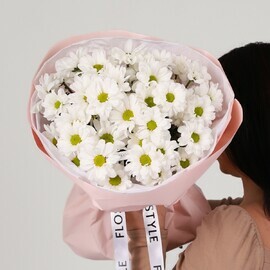 Nezhnij buket-romashka iz kustovih hrizantem