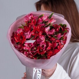 YArkij buket iz 9 al_stromerii v oformlenii