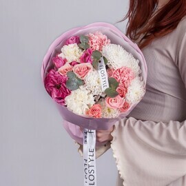 Авторский букет с пионовидной розой, хризантемой и диантусами