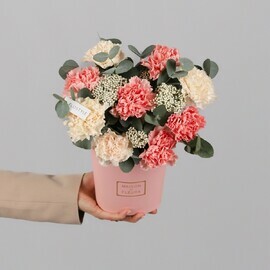 Цветы в коробке диантусы с эвкалиптом