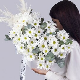 Romashkovaya hrizantema v korobke s suhotcvetami