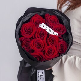 Buket iz 11 krasnih roz v chernom oformlenii