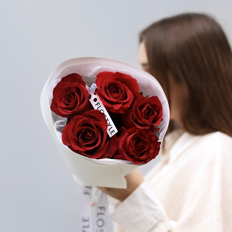 5 красных роз в оформлении, 5 красных роз в оформлении