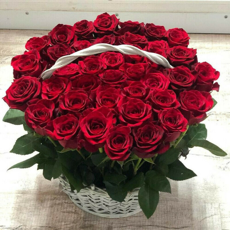 Bouquet of red roses in a basket Mira, standart