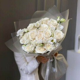 Букет из 13 белых роз в оформлении Батон-Руж