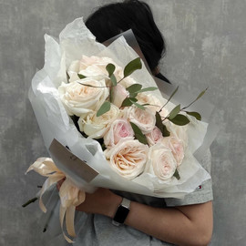 Пионовидные сортовые розы с эвкалиптом Shy