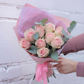 Букет из эквадорских роз с эвкалиптом