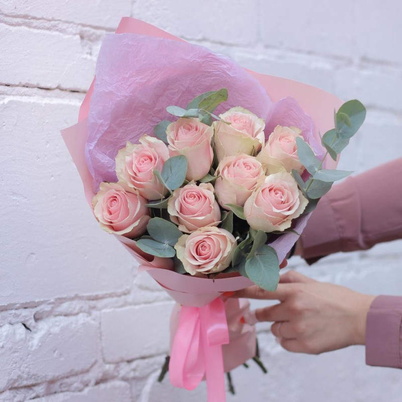 Букет из эквадорских роз с эвкалиптом, стандартный