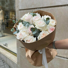 Белые розы с эвкалиптом Chale