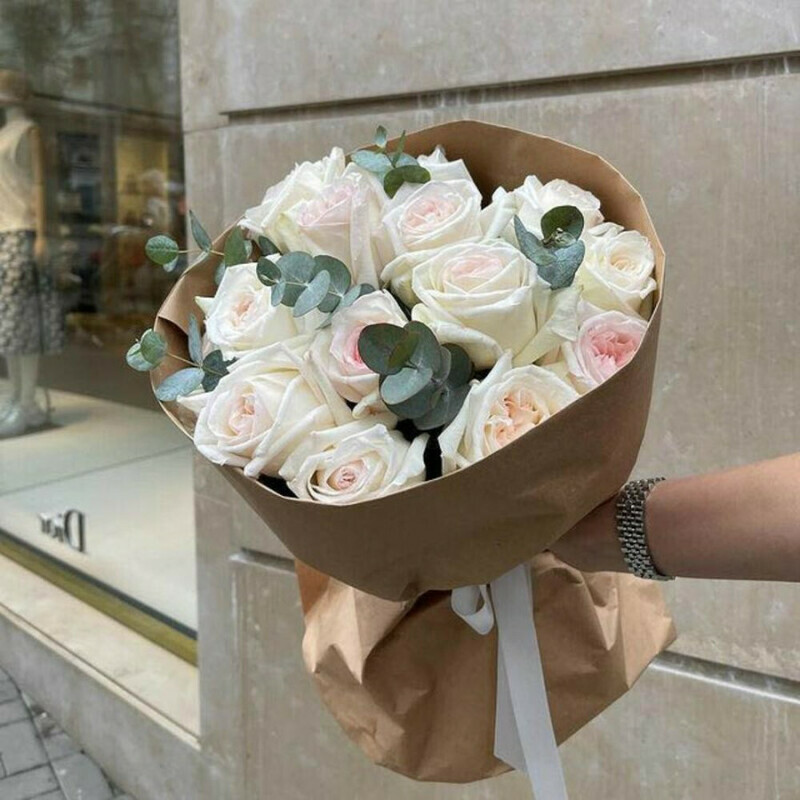 Белые розы с эвкалиптом Chale, стандартный