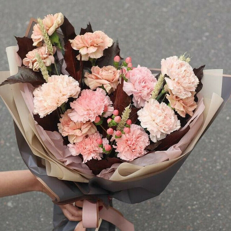 Long-lasting bouquet of carnations with dried flowers Stans, standart