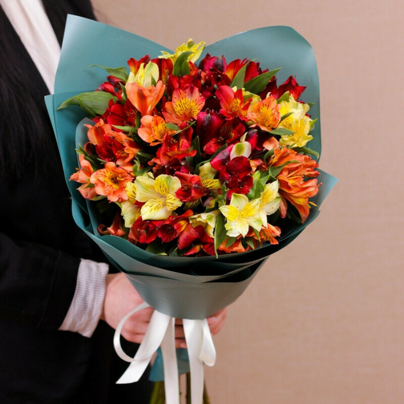 Яркий букет из 15 альстромерий, стандартный