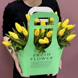 19 крупных желтых тюльпанов в салатовой сумочке
