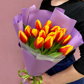 15 крупных огненно-красных тюльпанов