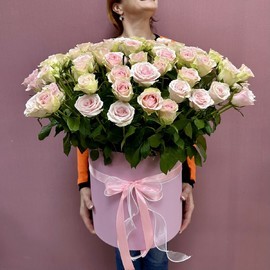 Огромная коробка нежно-розовых роз