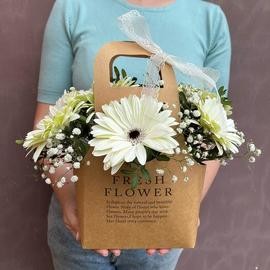 Стильная сумочка с белыми герберами