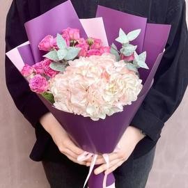 Букет с кустовой розой и гортензией