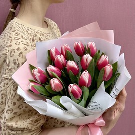 15 крупных бело-розовых тюльпанов