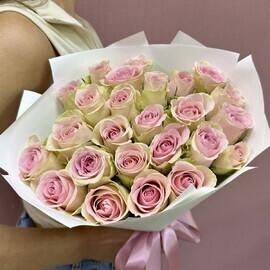 25 нежно-розовых роз в белом