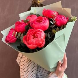 7 больших коралловых пионов с эвкалиптом
