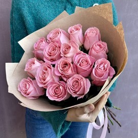 15 длинных розовых роз в крафте