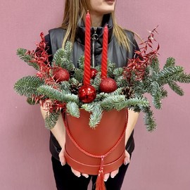 Композиция из нобилиса со свечами в красном