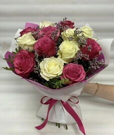 Букет из белой и ярко-розовой розы с зеленью (букет 87)