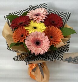 Букет из разноцветных гербер и салала (Букет 54)