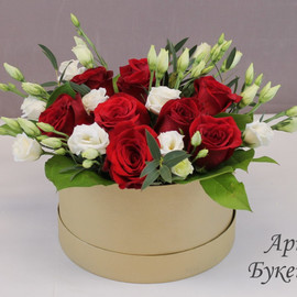 Коробка с розой, эустомой и салалом (Коробка 9)