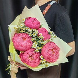 Букет пионов с ромашками кустовыми (матрикариями) (код 432)