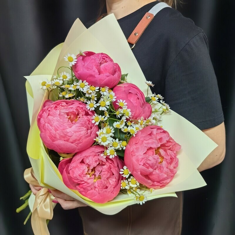 Букет пионов с ромашками кустовыми (матрикариями) (код 432), стандартный