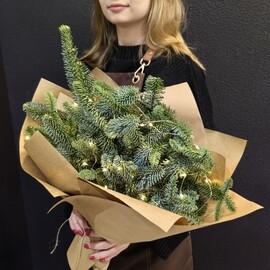 Новогодний букет из нобилиса с гирляндой (код 126)