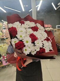 Buket iz krasnih roz i kustovoj hrizantemi