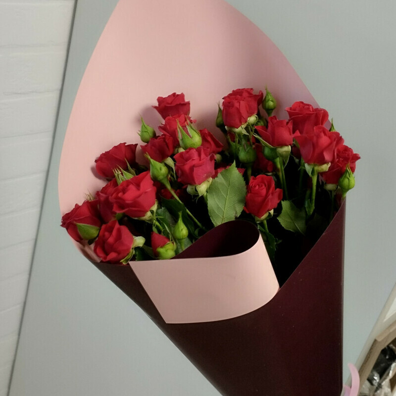 букет с красными кустовыми розами, стандартный