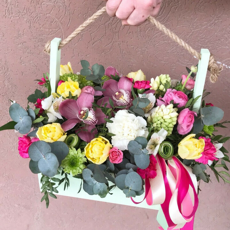 ящик с орхидеями и ранюнкулюсами, стандартный