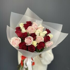 Монобукет из 25 разноцветных роз