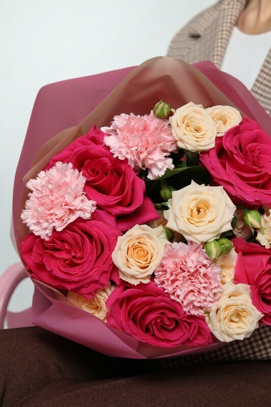 Букет из роз и диантусов, стандартный