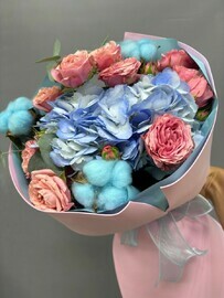 Buket s gortenziej i hlopkom